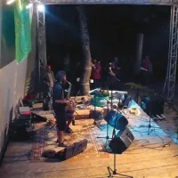 Samo Kutin in Marko Karlovčec na koncertnem odru pod šotorom