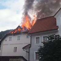 V sredi&scaron;ču Idrije zagorela hi&scaron;a