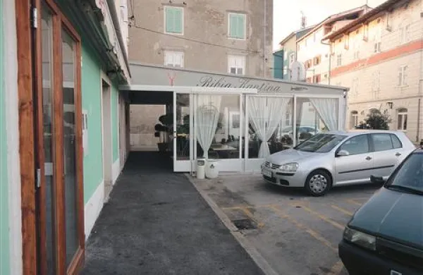 Skrajšan pločnik zaradi gostinskega lokala.