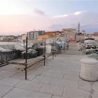 Glavni pomol kaže  klavrno podobo - prostora za pešce in obiskovalce s turističnih ladij je vse manj, saj zaradi podrtega mandrača ribiči tu hranijo svoje mreže. 
