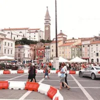 V začasnem krožišču ob Tartinijevem trgu je zmeda vsak dan večja: pešci, parkirani avtomobili, avtobusi.