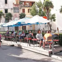 Pločnika ob mestnem parku je le še za vzorec.