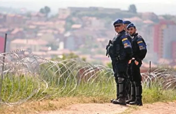 Na severu Kosova so se razmere zaostrile, po tem, ko je kosovska vlada ponoči na mejo s Srbijo poslala posebne policijske enote.