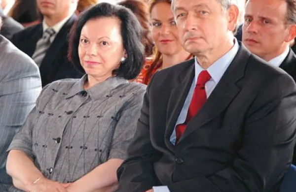 Predsednik države Danilo Türk in soproga Barbara Miklič Türk sta se danes vpisala v žalno knjigo. 
