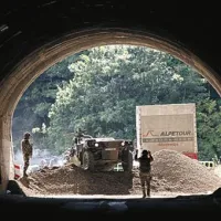  Pripadniki KFOR iz Francije odstranjujejo cestno barikado blizu kosovske vasi Zubin Potok