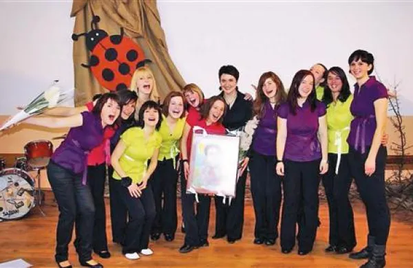Takole so se dekleta iz Vokalne skupine Ubeljsko s svojo zborovodjo Melito Stegel (v sredini zadaj) veselile po uspešnem letnem koncertu leta 2008. 