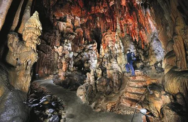  Obiskovalci se v Divaško jamo spuščajo po novo tlakovani 500 metrov dolgi stezi.