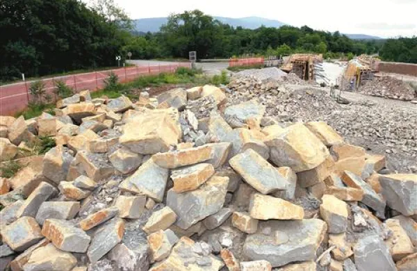Ob gradnji mostu s cesto bodo uporabili tudi večje količine tujerodne flišne kamnine