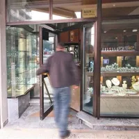 25. januarja sta oborožena neznanca oropala novogoriško Zlatarno Šulin. Med begom sta se morala  znebiti težke torbe s plenom, saj bi ju sicer domačini lahko ujeli.