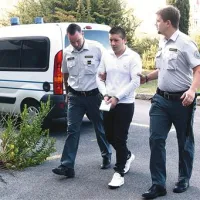 Patrick Dori, ki so ga   zaradi predrzne vožnje obsodili na pogojno kazen, je sedel na zatožno klop še zaradi  ropov 
