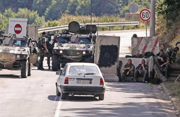Kontrolna točka pred mejnim prehod Brnjak v bližini Kosovske Mitrovice.