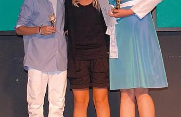 Rene Kapel je s komadom You are mine  zasedel tretje mesto, Klara Gajšek  je s skladbo Ta svet je pravljica osvojila drugo, zmagovalno -   1000 pesmi za Piran -  pa je zapela Nina Počkaj (skrajno desno)