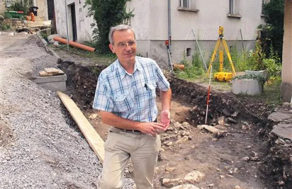 Strokovni vodja arheoloških raziskav Draško Josipovič ob najdišču v Majlontu. Na levi strani slike del ceste, pod katero so, sedaj dokumentirani, ostanki prazgodovinske zgradbe.