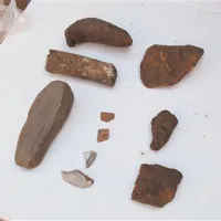 Izbor posebnih najdb, med katerimi so keramika tankih sten, brus, rezilo iz kremena, dno pozno antičnega kozarca in deli amfor.