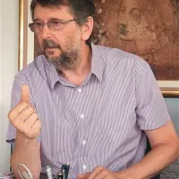Dragan Valenčič: “Gre za maščevanje in revanšizem tistih svetnic, ki se ponašajo z visokimi moralnimi načeli in strokovnostjo, ki jim žal naseda čredni nagon nekaterih drugih svetnikov.”