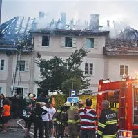 Gasilci so se vso noč borili z  ognjem. 