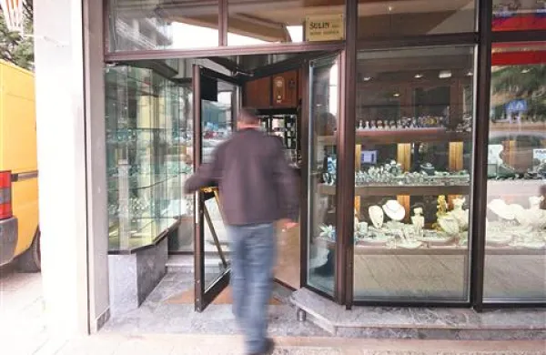 Iz Zlatarne Šulin sta roparja odnesla 50 kilogramov zlatega in srebrnega nakita, vrednega 200.000 evrov, a sta se morala plena med begom znebiti, sicer bi ju lahko občani prijeli.