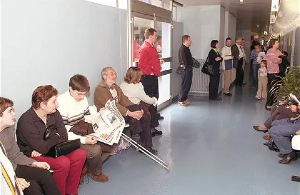 Si želi vlada spet natrpane čakalnice in obupane bolnike, ki bodo dolgo čakali na posege?