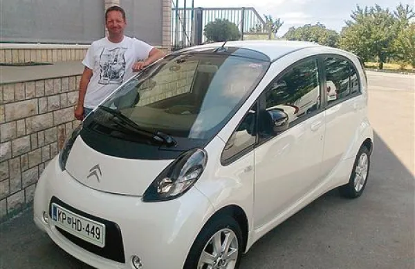 Boris Popovič je nad električnim avtomobilom navdušen.