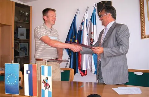 Pivški podžupan Boris Rebec in direktor Atlas opreme Janez Potokar (levo) sta v sredo podpisala pogodbo za opremljanje vrtca. Prva faza bo tako občino stala 1,7 milijona evrov, druga pa predvidoma nekoliko manj.