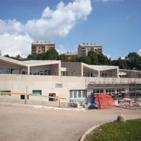 Pozno v jeseni se bo v novo otroško stavbo lahko preselilo 55 malčkov. V prihodnjih letih pa bo vrtec Vetrnica razprostrl še dva štirioddelčna kraka za približno 160 otrok.