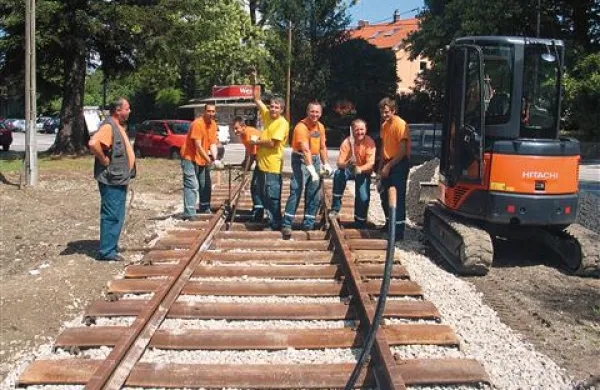 Delavci Slovenskih železnic so že postavili tir in uredili okolico, kjer bo stala Breda.   