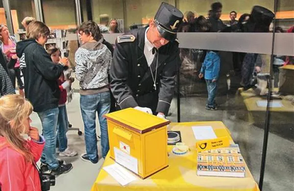 Včeraj je podzemna pošta delovala s polno paro, nabiralnik so morali izprazniti kar trikrat.