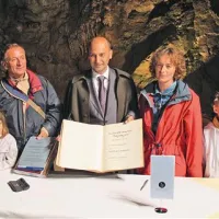 V zlato knjigo pomembnih obiskovalcev Postojnske jame (v rokah direktorja družbe Postojnska jama Marjana Batagelja) sta se včeraj vpisala tudi Giuseppe Schippa (prvi z leve)  in Roman Orenič (prvi z desne).
