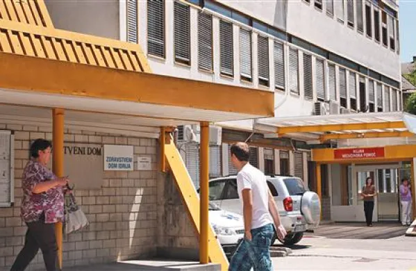 Prostori nujne medicinske pomoči v idrijskem zdravstvenem domu zaradi finančnih zapletov še ne bodo dočakali nujne obnove. 
