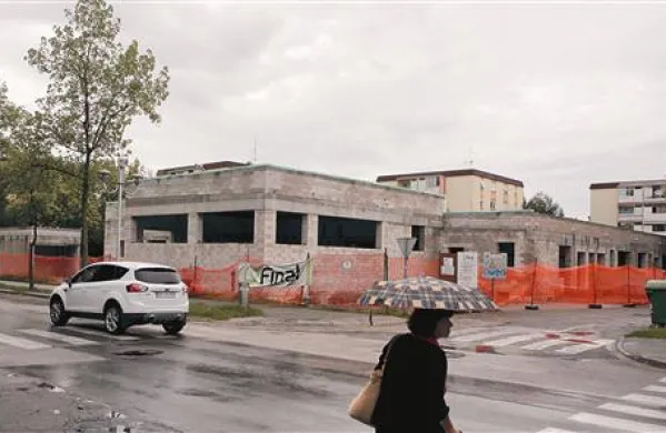 Medtem ko dežuje na mirujoče gradbišče vrtca, se med investitorjem in zdaj bivšim izvajalcem zaostruje spor.