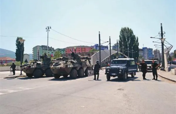Slovenski pripadniki Kforja patrulirajo po Kosovski Mitrovici.
