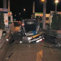 Voznik se je z avtom zaletel v betonsko pregrado. Po premetavanju se je avto prevrnil na streho.