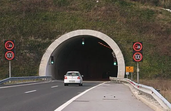 Najprej &scaron;esterica gasilcev za nesreče v primorskih predorih