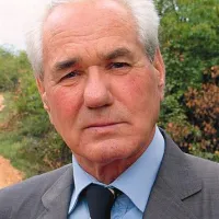 Rudi Šimac: “Kmetijska politika nove slovenske države je zavestno dopuščala propadanje malih kmetij, na katerih so rasle velike. Po vseh bojih z grofi in okupatorji je bila vas prepuščena svojemu koncu.”