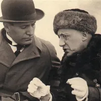 Mussolini (levo) in njegov duhovni voditelj D'Annunzio. Obraz slednjega kaže, koga je imel Kralj v mislih ob ustvarjanju 170 centimetrov visokega Marijinega kipa.