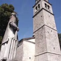 Župnijska cerkev v Slivju z značilnim zvonikom je odprta ves dan. Obdana je s spomeniško zaščitenimi lipami, ki pa botrujejo povečani vlažnosti, glavni sovražnici Kraljevih fresk. Kralj je cerkev opremil  v letih 1941-44.