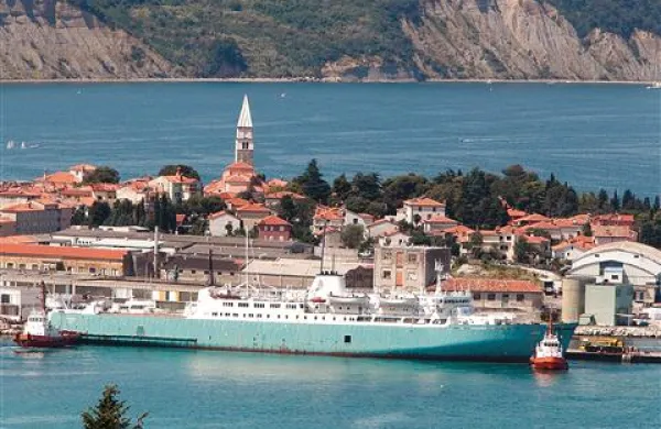 Marinos D  so vlačilci zasukali in odslej je privezan vzdolž obale 