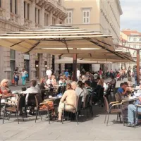 Kavarna Piazza Grande na glavnem mestnem trgu, kjer strežejo Polojazovo kavo primo aroma, je  ena od mnogih elitnih tržaških kavarn