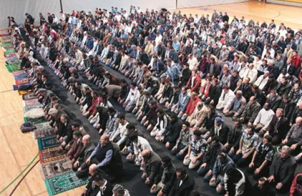 Tako so pred nekaj letih molili ob ramadanskem bajramu v koprski Bonifiki 