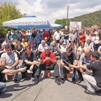 Novinarska konferenca voditeljev kosovskih Srbov na barikadah v vasi Rudare