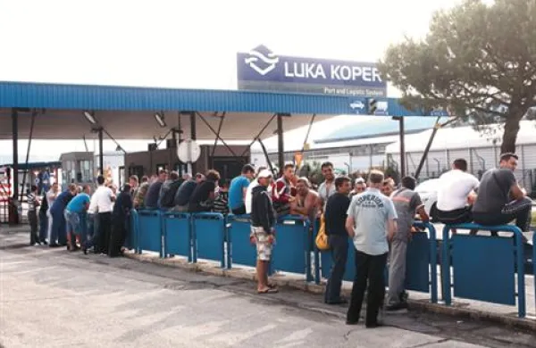 Žerjavisti v Luki Koper &scaron;e naprej stavkajo