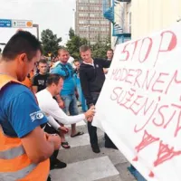 Žerjavisti v Luki Koper &scaron;e naprej stavkajo
