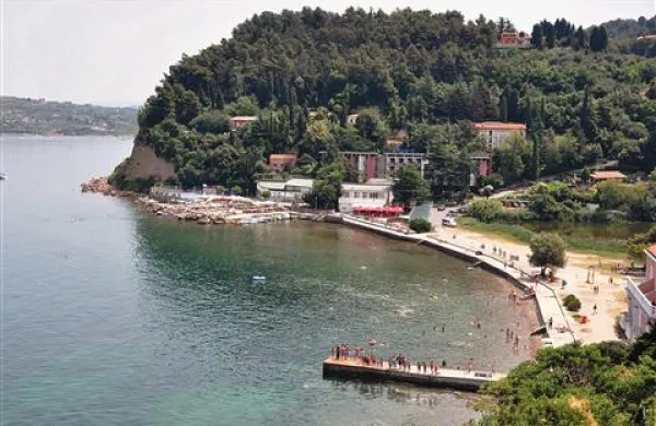 Zaliv Fiesa, v ozadju je povesem drugače urejen kompleks Barbara