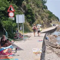 Iz Fiese so do Pirana uredili prijetno pešpot, ob kateri je, seveda na lastno odgovornost, možno tudi kopanje