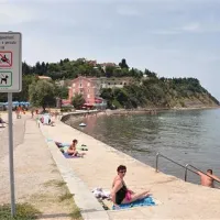 Prav je, da obiskovalci kopališča v Fiesi opozorilne table ne spregledajo