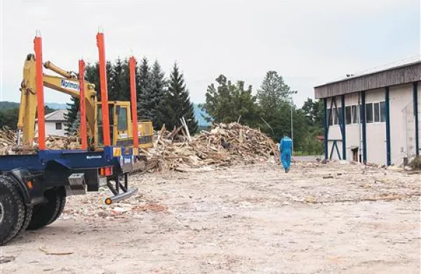 Od prestraneške osnovne šole so ostali le še kupi lesa