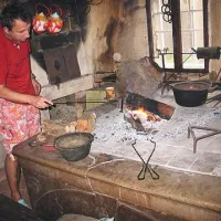 Na domačiji Stepančič (pri Štefetovih) imajo še eno redkih ognjišč in krušno peč v Senožečah. Letos so ga ponudili na ogled obiskovalcem. Gostitelj  Damjan Stepančič (na fotografiji), sicer znan ilustrator knjig, je povedal, da ognjišče  običajno zakurijo ob božiču, ko se dan prevesi  v večer in tedaj položijo nanj debel leseni panj.