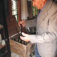 Zdravko Čuk, zbiratelj starin, je  odprl del svoje zbirke. Posebej je opozoril na  pivske steklenice in originalni zaboj zanje (na fotografiji) iz nekdanje slavne senožeške pivovarne, ustanovljene davnega 1828, ki so jo  italijanski lastniki med obema  vojnama prodali tržaški pivovarni Dreher.