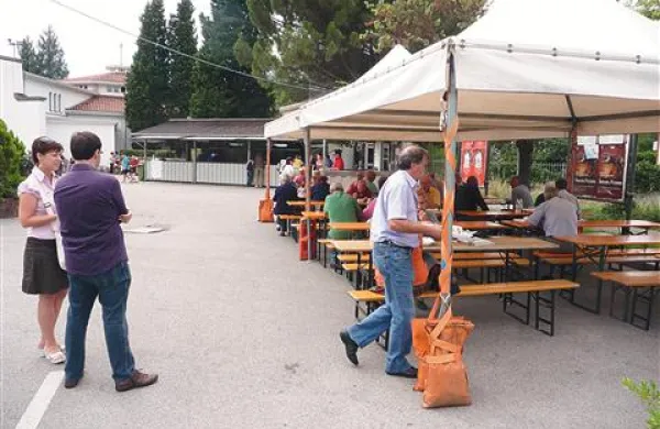 Tako kot so za nekaj ur samevale ulice Štandreža, je bolj ali manj samevalo tudi zbirališče za evakuirance - Ljudje so pač dopoldne preživeli kje drugje
