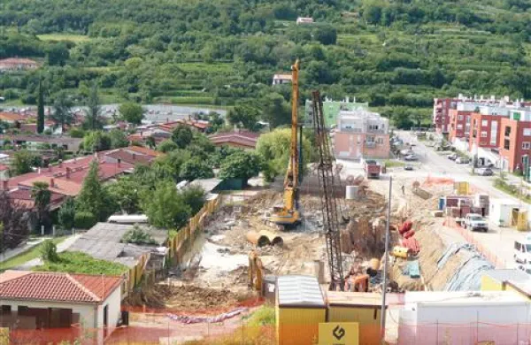 Gradbena jama bodočega doma upokojencev se je hitro spremenila v pravo delovišče 